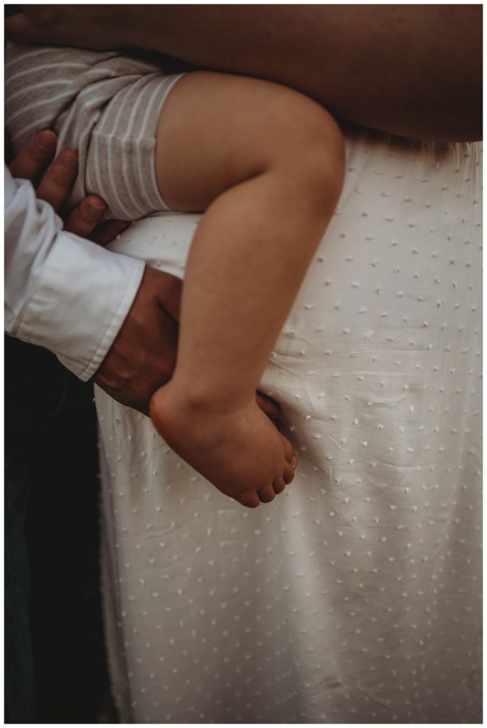 toddlers leg while being held by parents at canyon maternity shoot